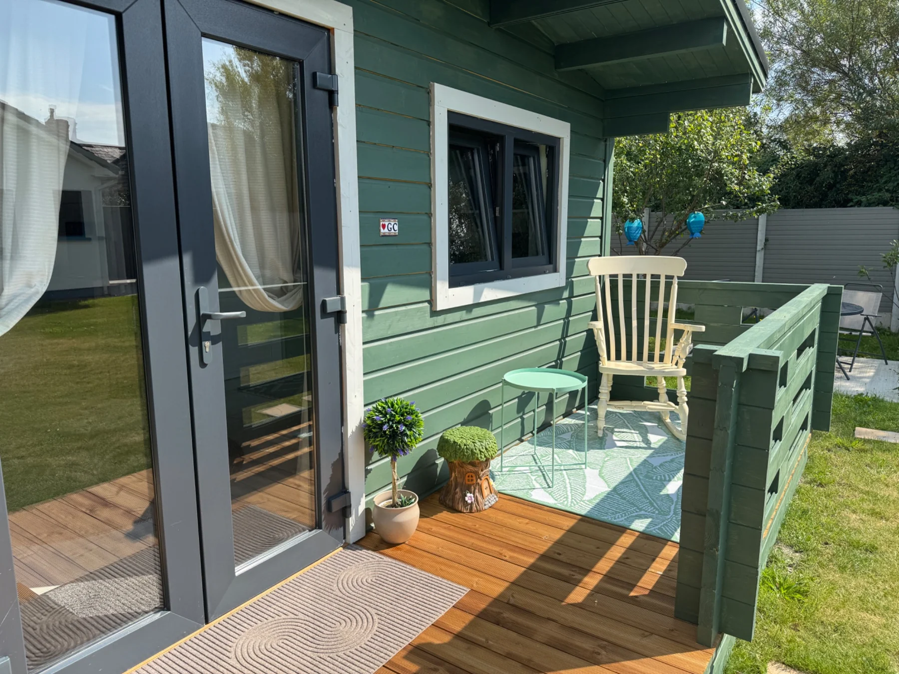 Cabin porch with outdoor seating